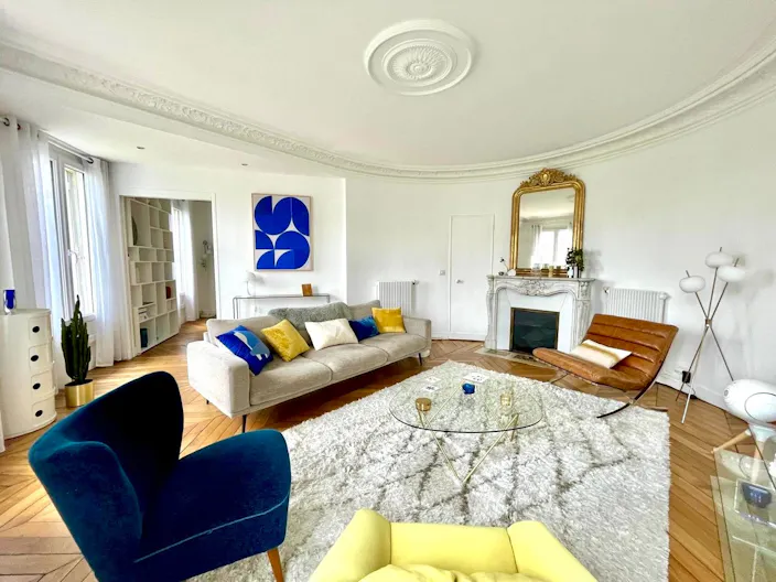Appartement haussmannien chic et lumineux avec balcon - Image 1