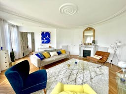 Appartement haussmannien chic et lumineux avec balcon - Image 1