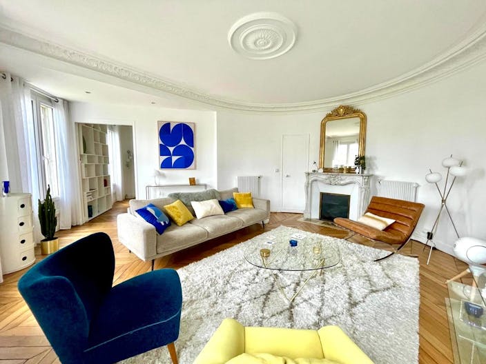 Appartement haussmannien chic et lumineux avec balcon - Image 1