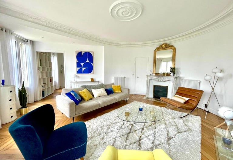 Appartement haussmannien chic et lumineux avec balcon - Image 1