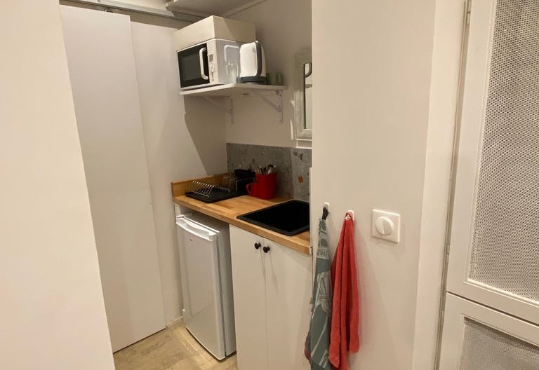 Charming and typical Parisian shop greatly located in Saint-Germain-des-Prés - Image 4