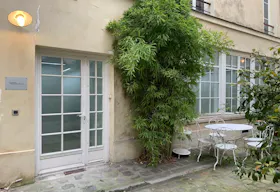 Courtyard gallery near Place des Vosges - Image 6