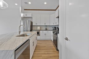 Spacious Modern Home in Houston - Image 7