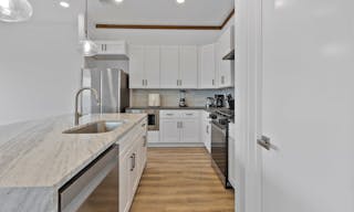 Spacious Modern Home in Houston - Image 7