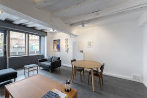 Stylish Le Marais Boutique - Image 9