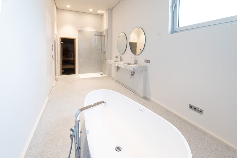 Soiree Rooftop with Skyline View - Image 2