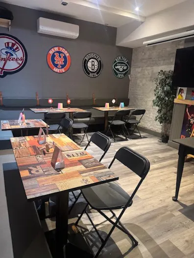 Lively and fully equipped sports bar located in the heart of Spanish Harlem - Image 0
