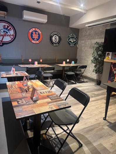 Lively and fully equipped sports bar located in the heart of Spanish Harlem - Image 0