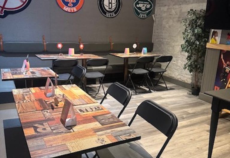 Lively and fully equipped sports bar located in the heart of Spanish Harlem - Image 0