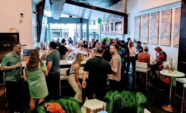 Sophisticated bar and lounge in the heart of downtown - Image 1