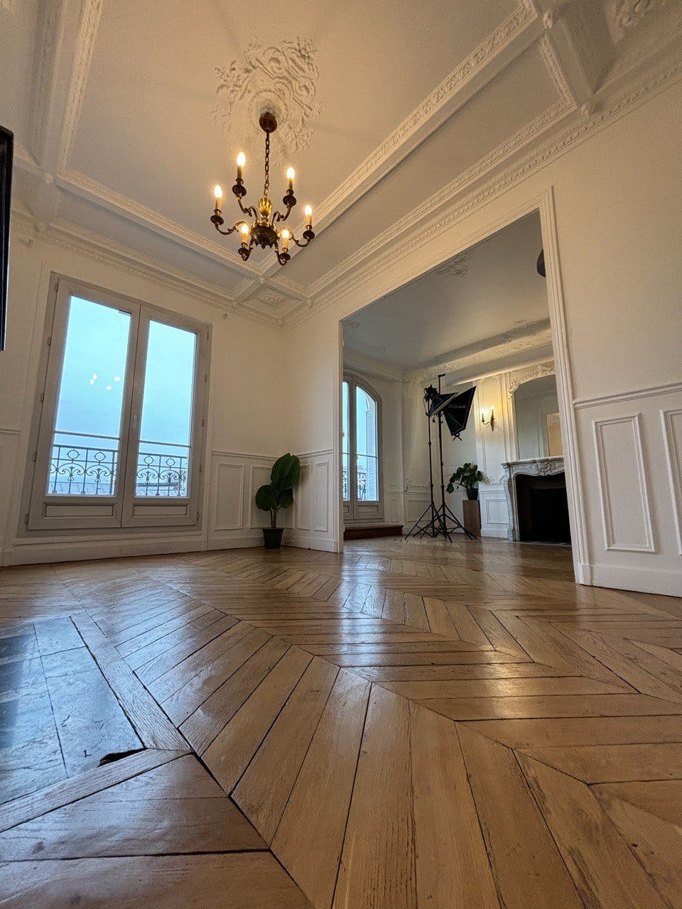 Fully Equipped 35 sqm Photo Studio and Showroom in Paris