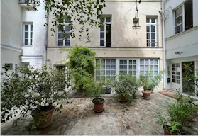 Courtyard gallery near Place des Vosges - Image 7