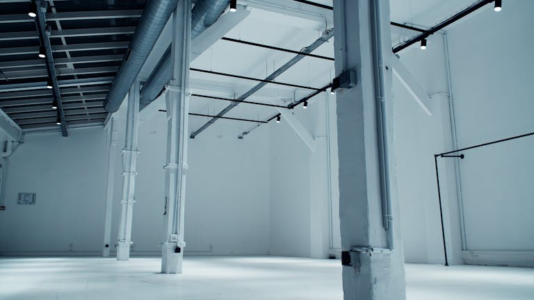 Showroom sous verrière de 200m2, dans le quartier vibrant du 11ème arrondissement. - Image 1