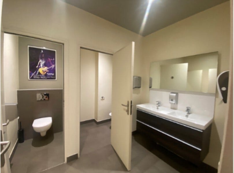 423 Square Meter Office Space on Rue Albert Thomas, Paris