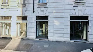 Prestigioso spazio in edificio d'epoca, con 5 vetrine su strada  - Image 7