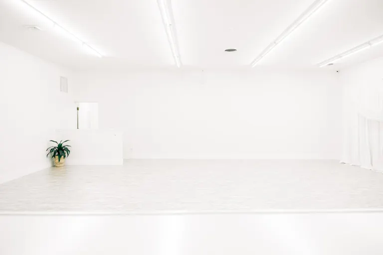 Bright and clean open space for creatives and events - Image 0