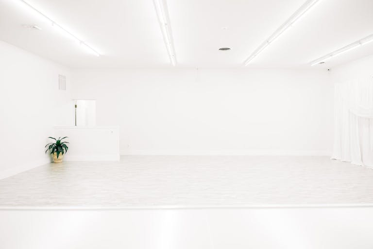 Bright and clean open space for creatives and events - Image 0