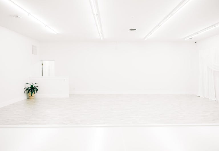 Bright and clean open space for creatives and events - Image 0