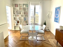 Appartement haussmannien chic et lumineux avec balcon - Image 4