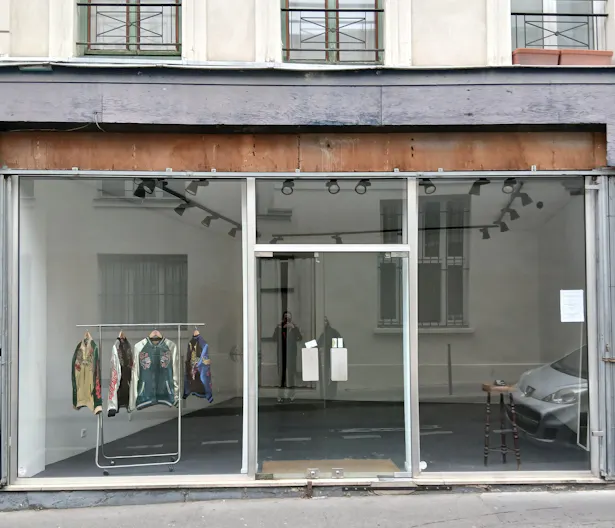 Boutique pop-up lumineuse avec une vitrine exceptionnelle au cœur du Marais - Image 2