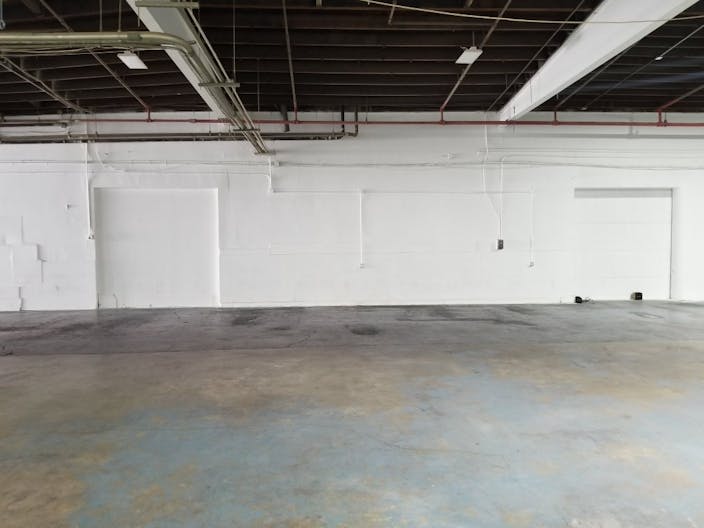 Clean, wide, high ceiling warehouse for multiple uses in DTLA - Image 2