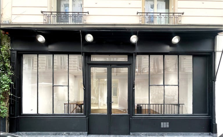 BEAUTIFUL SHOWROOM IN SAINT-HONORE DISTRICT - Image 1