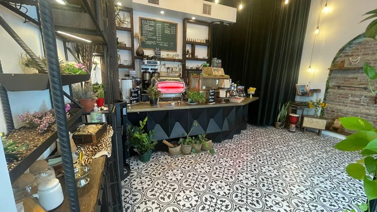 Our vintage oasis in the heart of the city - Image 3