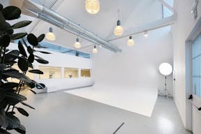 Bright Loft: 450 sqm Versatile Industrial Space with Stunning Daylight and Minimalist Design - Image 1