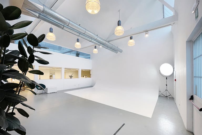 Bright Loft: 450 sqm Versatile Industrial Space with Stunning Daylight and Minimalist Design - Image 1