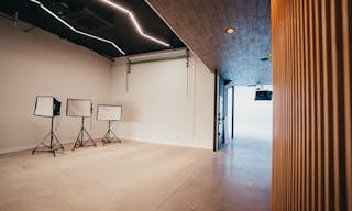 Luxurious, ground-level Soundstage with gorgeous lounge, large garage door and private parking - Image 4