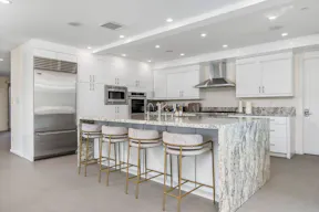 Villa in Beverly Hills - Pool - Scenic Outlook - Image 16