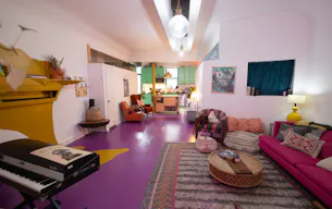 Colorful Spacious Garden Apartment - Image 0