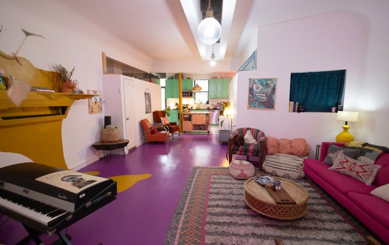 Colorful Spacious Garden Apartment - Image 0