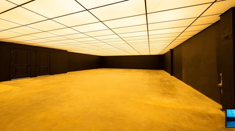 Large Blackout  Studio with RGB Ceiling & car access - Image 0