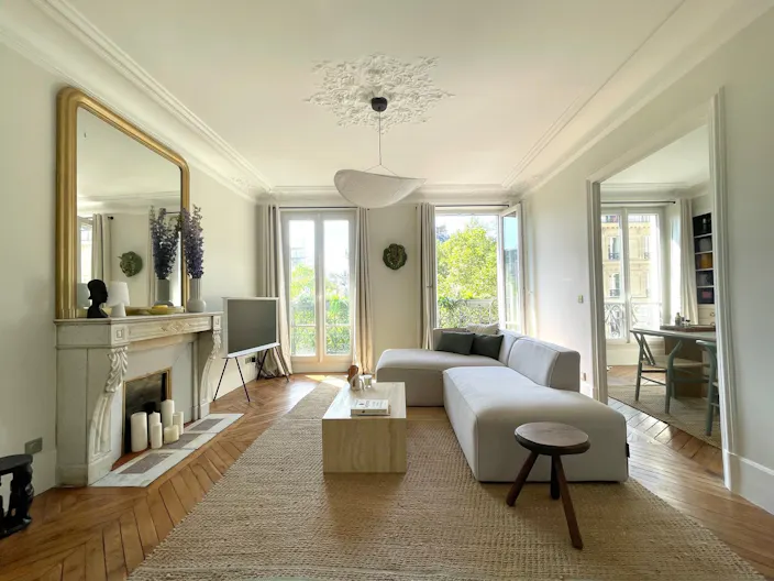 Bel appartement Haussmanien, alliant modernit� et cachet de l'ancien - Image 0