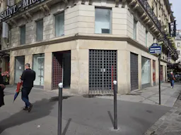 Prime Corner Showroom on Boulevard Saint-Michel - Image 2