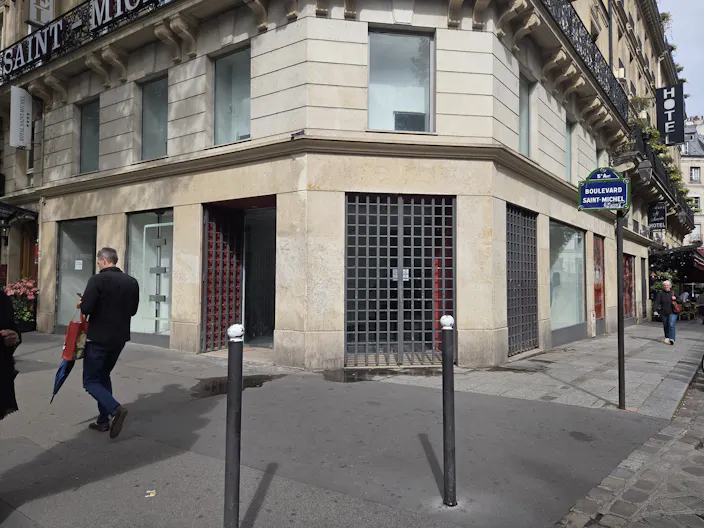 Prime Corner Showroom on Boulevard Saint-Michel - Image 2
