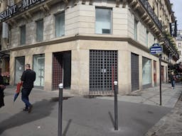 Prime Corner Showroom on Boulevard Saint-Michel - Image 2