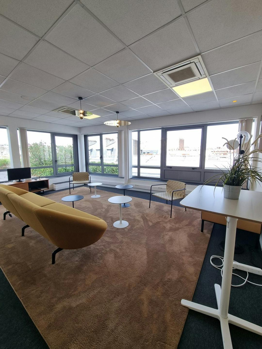 Large Commercial Space on Quai de Grenelle, Paris