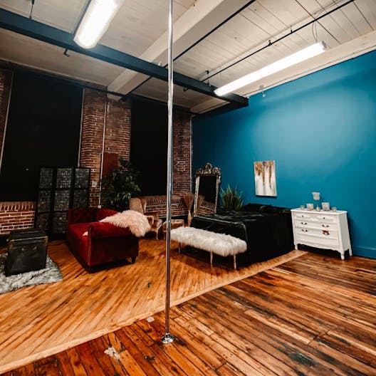 Industrial Riverside Creative Studio Loft - Image 2