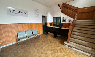 Décor/Lieu de tournage: Commissariat - Image 0