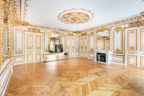 Unique Showroom at Place de la Concorde - Image 3
