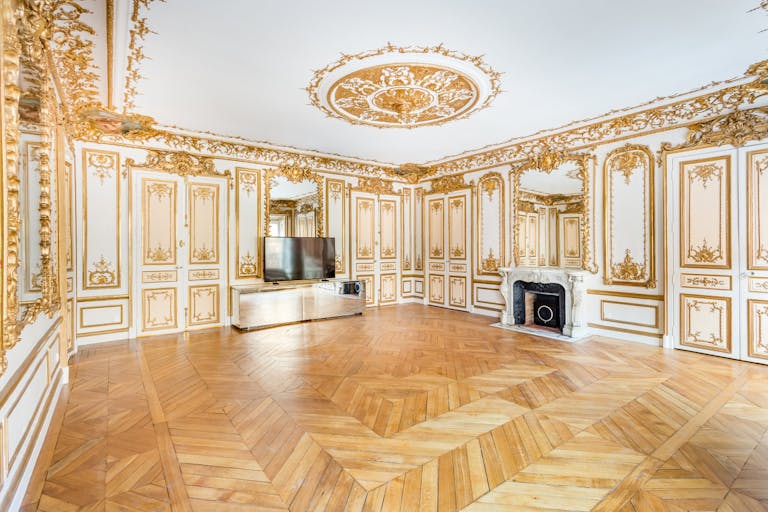 Unique Showroom at Place de la Concorde - Image 3