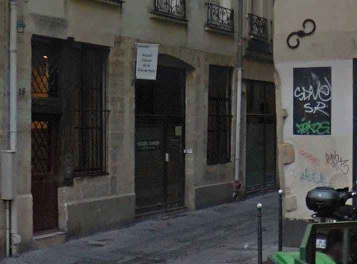 Boutique Shop Busy Area Rue Quicampoix - Image 0