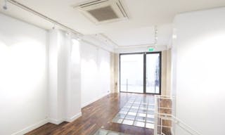 Shop in Paris - Image 9