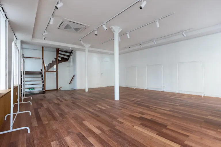 CORNER STORE - 8M LONG WINDOW - POP-UP / GALLERY / SHOWROOM BOUTIQUE - ESPACE TRIGRAM - GRAVILLIERS - Image 3