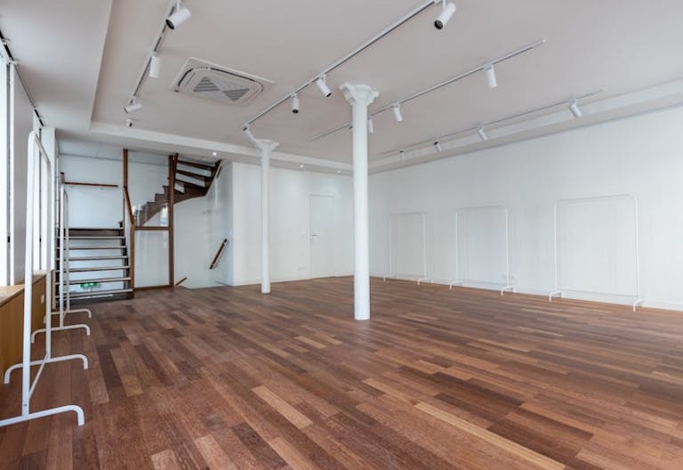 CORNER STORE - 8M LONG WINDOW - POP-UP / GALLERY / SHOWROOM BOUTIQUE - ESPACE TRIGRAM - GRAVILLIERS - Image 3