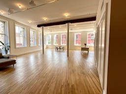 Sun-Filled Corner Loft with Open Plan Kitchen - Image 1