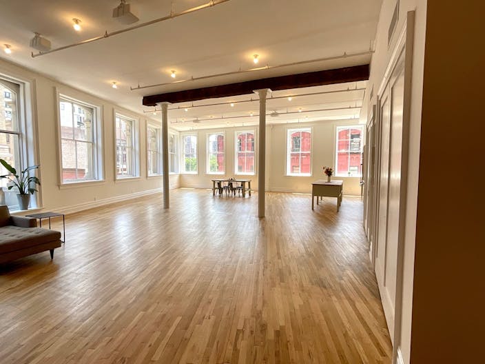 Sun-Filled Corner Loft with Open Plan Kitchen - Image 1