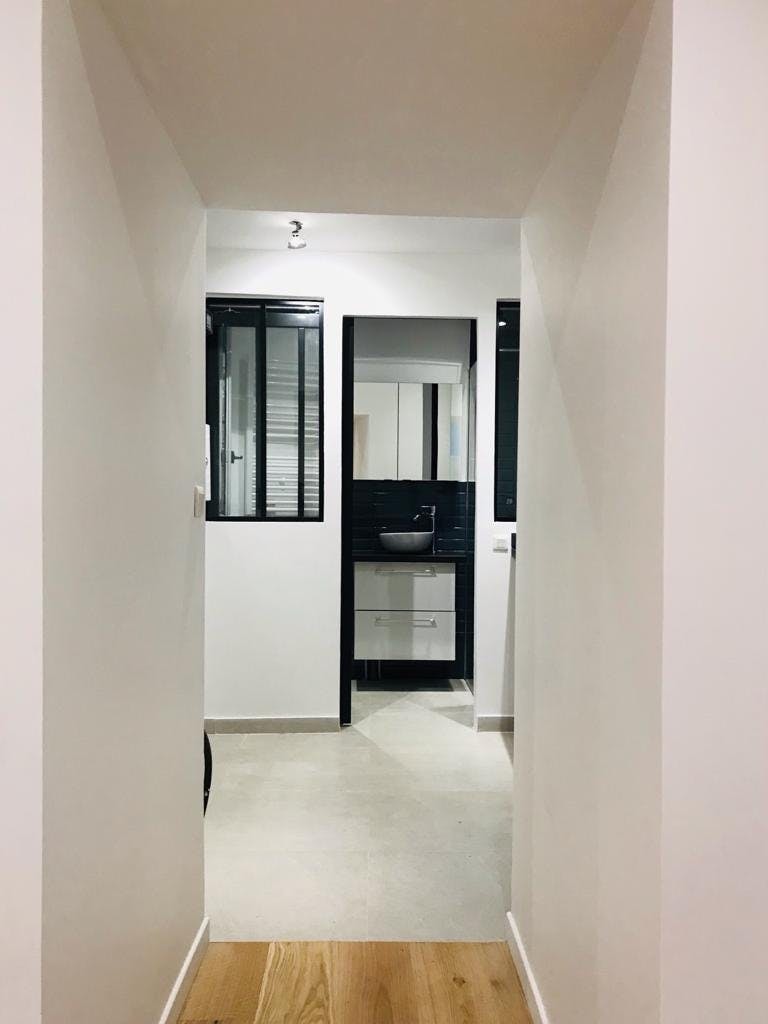 Versatile Ground Floor Commercial Space in Paris 4